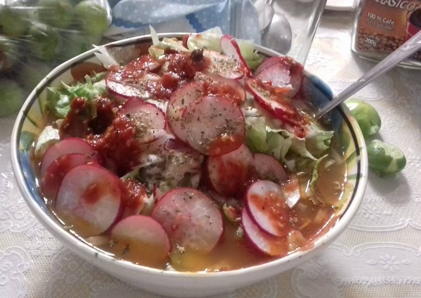 Pozole de cabezas  de pescado y rábanos para semana santa