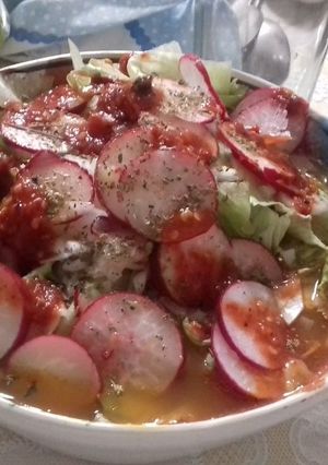 Una foto de Pozole de cabezas  de pescado y rábanos para semana santa