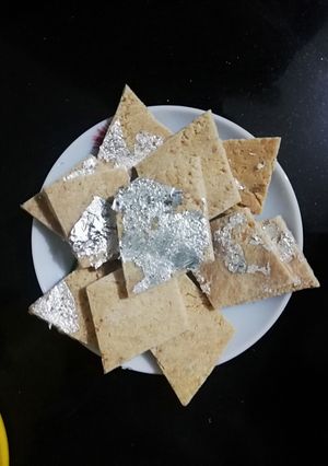 शेंगदाणा कतली (shengdana katli recipe in marathi) रेसिपी चे मुख्य फोटो 