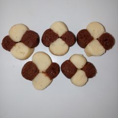 Biscuits in two colours 🍪 🍪 A picture of Biscuits in two colours 🍪 🍪.