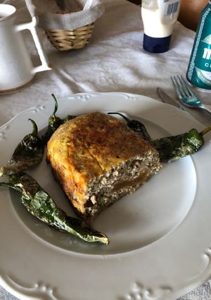 Una foto de Pastel de Carne con Mozzarella, Orejones y Ciruelas Pasas