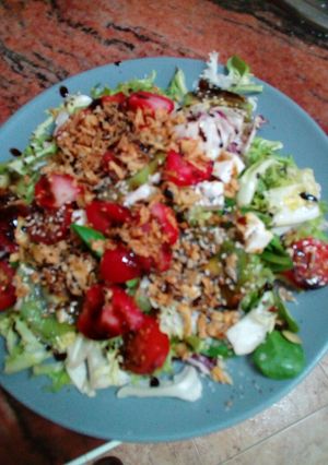 Una foto de Ensalada de Fresa kiwi y queso en dados fresco