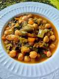 Garbanzos con verduras frescas de temporada y hierbas A Frescas