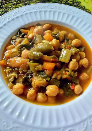 Una foto de Garbanzos con verduras frescas de temporada y hierbas A Frescas