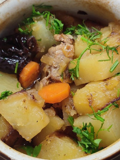 Una foto de Carne con patatas en olla de barro