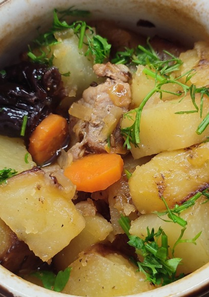 Una foto de Carne con patatas en olla de barro