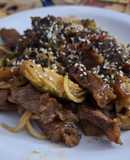 Salteado tipo chopsuey con carne, repollitos de Bruselas, zucchini y fideos