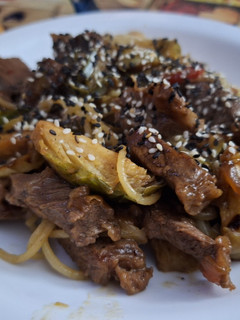 Una foto de Salteado tipo chopsuey con carne, repollitos de Bruselas, zucchini y fideos