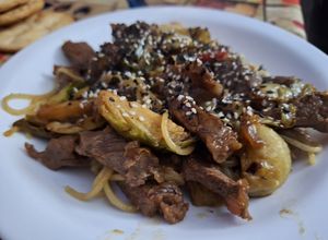 Una foto de Salteado tipo chopsuey con carne, repollitos de Bruselas, zucchini y fideos