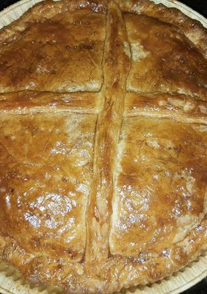 A picture of Empanada gallega.