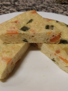 Una foto de Tortilla de patata, calabaza, pimiento verde y cebolla
