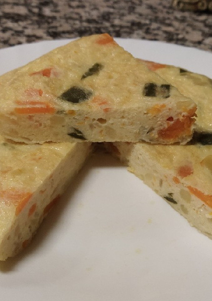 Una foto de Tortilla de patata, calabaza, pimiento verde y cebolla