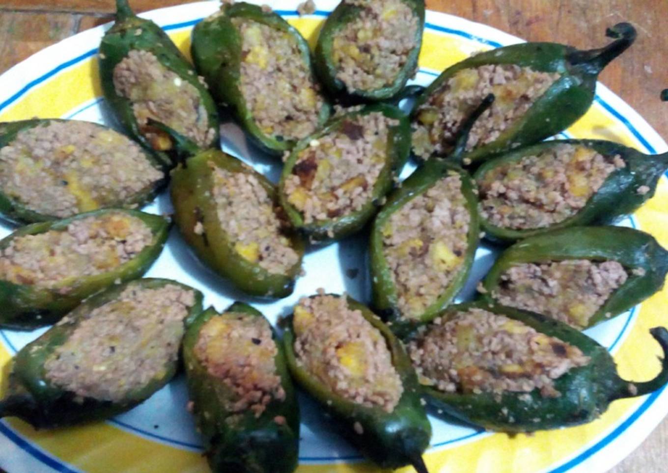 Chiles rellenos de picadillo y plátano macho estilo Mérida