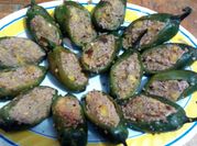 Una foto de chiles rellenos de carne