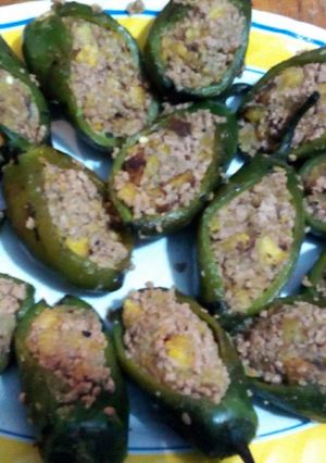 Una foto de Chiles rellenos de picadillo y plátano macho estilo Mérida