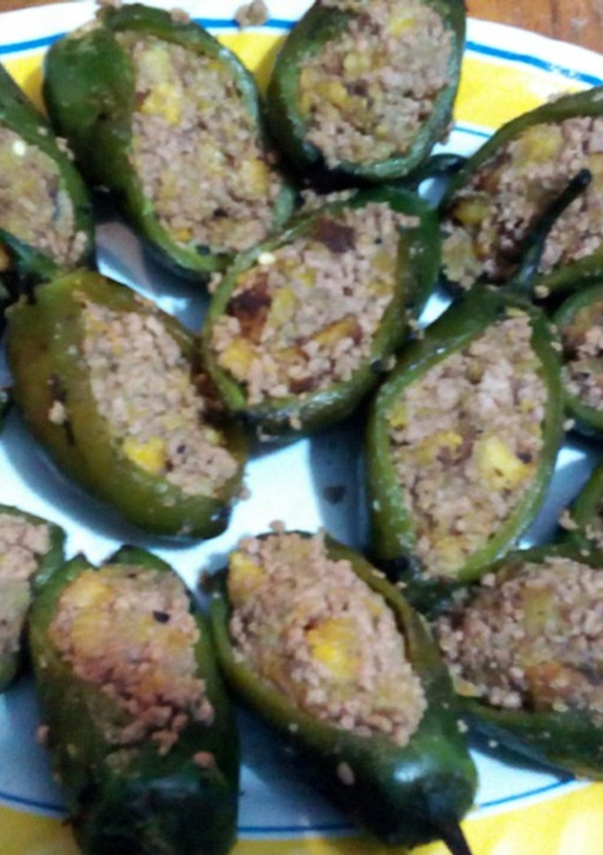 Una foto de Chiles rellenos de picadillo y plátano macho estilo Mérida