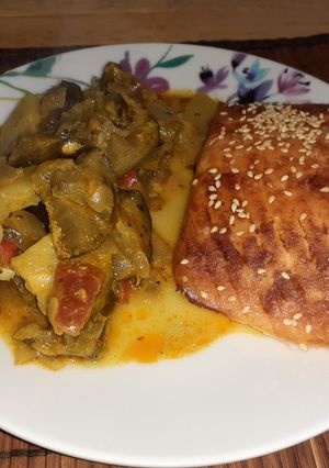 Una foto de Salmón al horno con guiso de berenjenas y zucchini