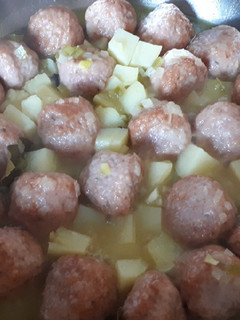 Una foto de 57. Albóndigas con patatas