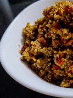 Una foto de Quinua con Carne Molida 🥕🌶️🫑🧅 Alcaparrada...!