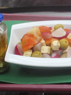 Una foto de Ensalada de rábanos y tomate con queso en aceite