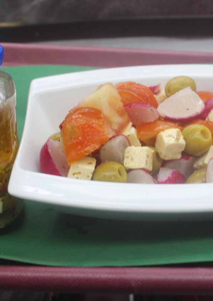 Una foto de Ensalada de rábanos y tomate con queso en aceite