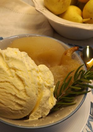 Una foto de Peras escalfadas y especiadas con helado