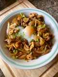 ข้าวหน้าหมูสามชั้นสไลด์ผัดซอสหมาล่า