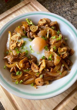 รูปของ ข้าวหน้าหมูสามชั้นสไลด์ผัดซอสหมาล่า