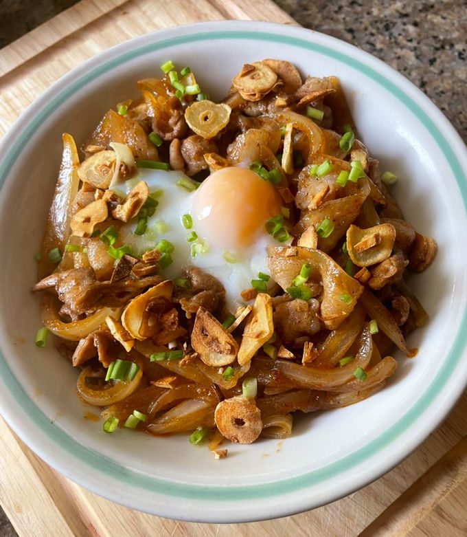 รูปของ ข้าวหน้าหมูสามชั้นสไลด์ผัดซอสหมาล่า
