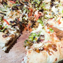A picture of Chicken pizza.