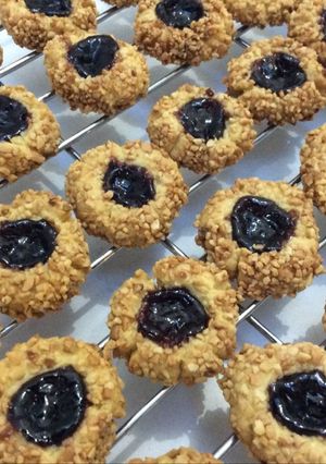 Foto resep Blueberry Peanut Thumbprint Cookies, renyah dan lumer di mulut