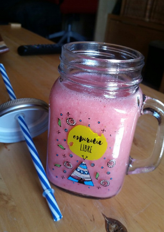 Una foto de Batido refrescante de fresa y plátano vegano 🍓