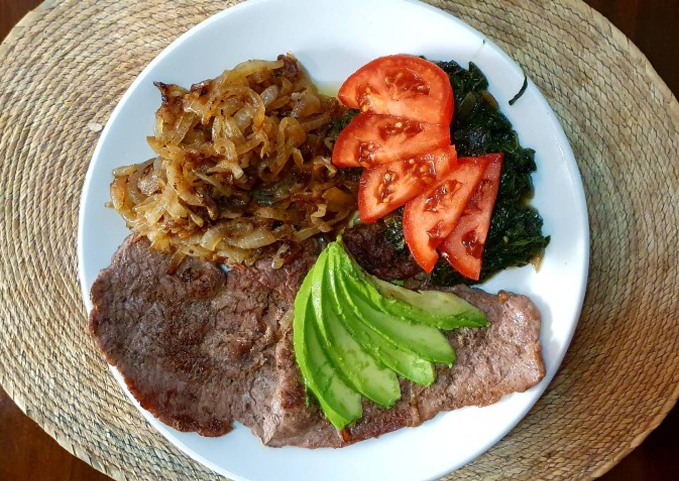 Bisteces de res encebollados