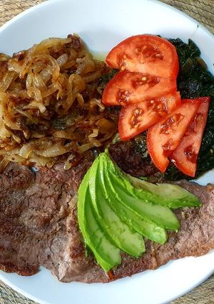 Una foto de Bisteces de res encebollados
