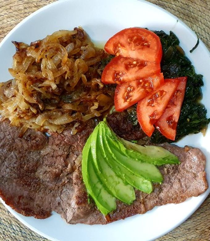 Una foto de Bisteces de res encebollados