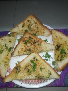 गार्लिक ब्रेड /चीझ गार्लिक ब्रेड (Garlic bread recipe in marathi) रेसिपी चे मुख्य फोटो
