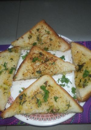 गार्लिक ब्रेड /चीझ गार्लिक ब्रेड (Garlic bread recipe in marathi) रेसिपी चे मुख्य फोटो 