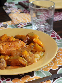 Una foto de Pechugas de pollo al horno con puerro, manzanas asadas y sésamo