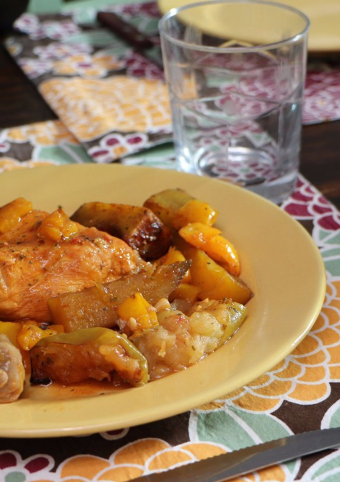 Una foto de Pechugas de pollo al horno con puerro, manzanas asadas y sésamo