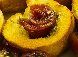 Hình của món Finger Food 👌1: Đùi heo muối iberico + bánh mì olui  “Món bốc tay mới đúng điệu”.