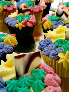 Una foto de Cupcakes de naranja con frosting de queso crema