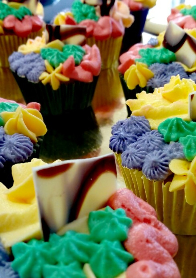 Una foto de Cupcakes de naranja con frosting de queso crema
