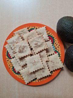 Una foto de Galletas crackers de hummus (solo dos ingredientes)