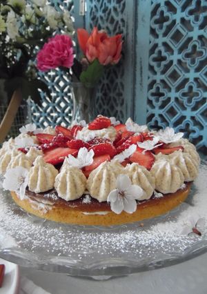 Une photo de 🍰🍓Gâteau au chocolat blanc et au Philadelphia, fraises et ganache montée au beurre d'amandes🍓🍰
