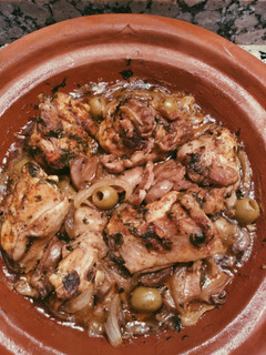 Una foto de Tajine de pollo con champiñones y olivas