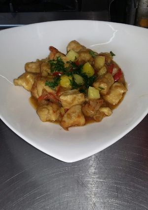 Una foto de Pollo salteado con ananá