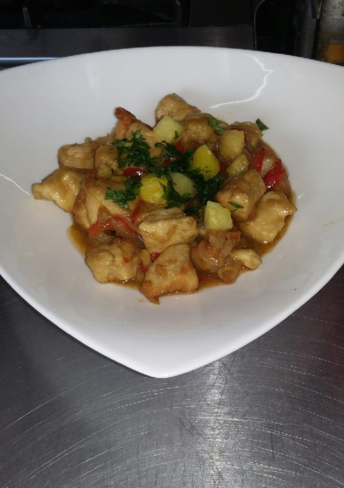 Una foto de Pollo salteado con ananá