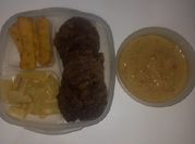 Una foto de bife con polenta