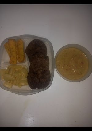 Una foto de Ojo de bife, con mandioca, bastones de polenta y salsa de mostaza