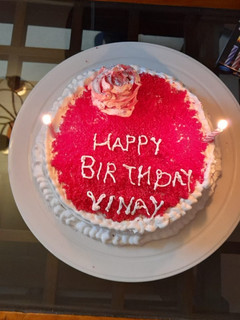 रेड वेलवेट केक(Red velvet cake recipe in hindi) रेसिपी मुख्य फोटो